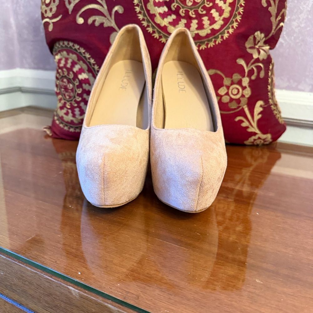 Elegant Beige Platform Heels - Picture 2 of 10